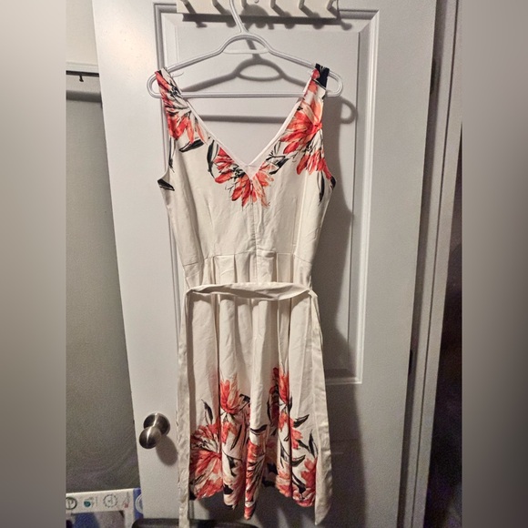 NWT Le Chateau Cream and Red Floral Tie Waist Midi Dress - Picture 7 of 7